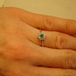 Γυναικείο δαχτυλίδι ροζέτα DIAMONDJOOLS από λευκό χρυσό Κ18 με σμαράγδι και διαμάντια