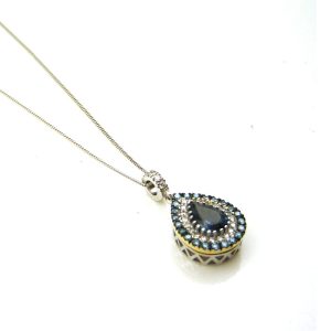 Κολιέ ροζέτα Diamondjools από λευκό & κίτρινο χρυσό Κ18 με blue london τοπάζι,μπλε και λευκά διαμάντια