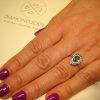 13685prova-O Γυναικείο δαχτυλίδι ροζέτα Diamondjools από λευκό και κίτρινο χρυσό Κ18 με blue london τοπάζι, μπλε & λευκά διαμάντια