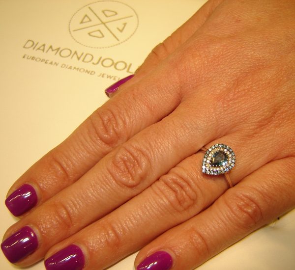 13685prova-O Γυναικείο δαχτυλίδι ροζέτα Diamondjools από λευκό και κίτρινο χρυσό Κ18 με blue london τοπάζι, μπλε & λευκά διαμάντια