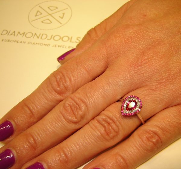 Γυναικείο δαχτυλίδι ροζέτα Diamondjools από λευκό χρυσό Κ18 με ρουμπίνια και διαμάντια