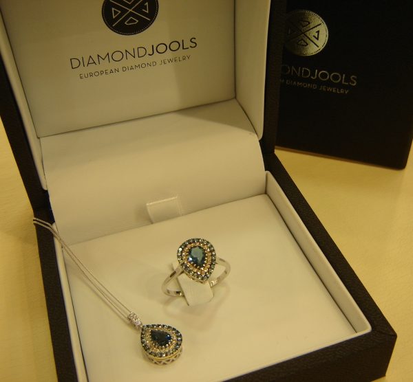DSC00202- Κολιέ ροζέτα Diamondjools από λευκό & κίτρινο χρυσό Κ18 με blue london τοπάζι,μπλε και λευκά διαμάντια