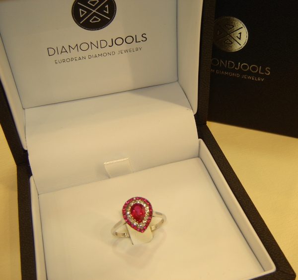 Γυναικείο δαχτυλίδι ροζέτα Diamondjools από λευκό χρυσό Κ18 με ρουμπίνια και διαμάντια