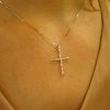 DSC03073F Γυναικείος σταυρός με αλυσίδα Diamondjools από λευκό χρυσό Κ18 με διαμάντια