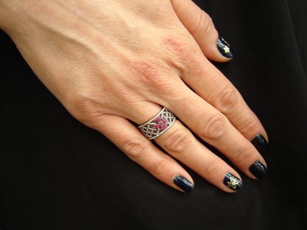 apm35 Γυναικείο δαχτυλίδι APM A15722XKR σε ασήμι 925 με μαύρο επιπλατίνωμα,λευκά ζιργκόν & κόκκινους σπινέλιους