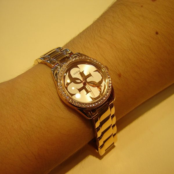 Γυναικείο ρολόι Guess με μπρασελέ