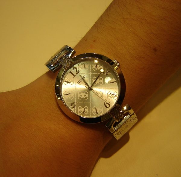Γυναικείο ρολόι Guess με μπρασελέ