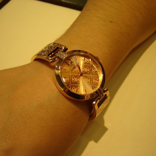 Γυναικείο ρολόι Guess με μπρασελέ
